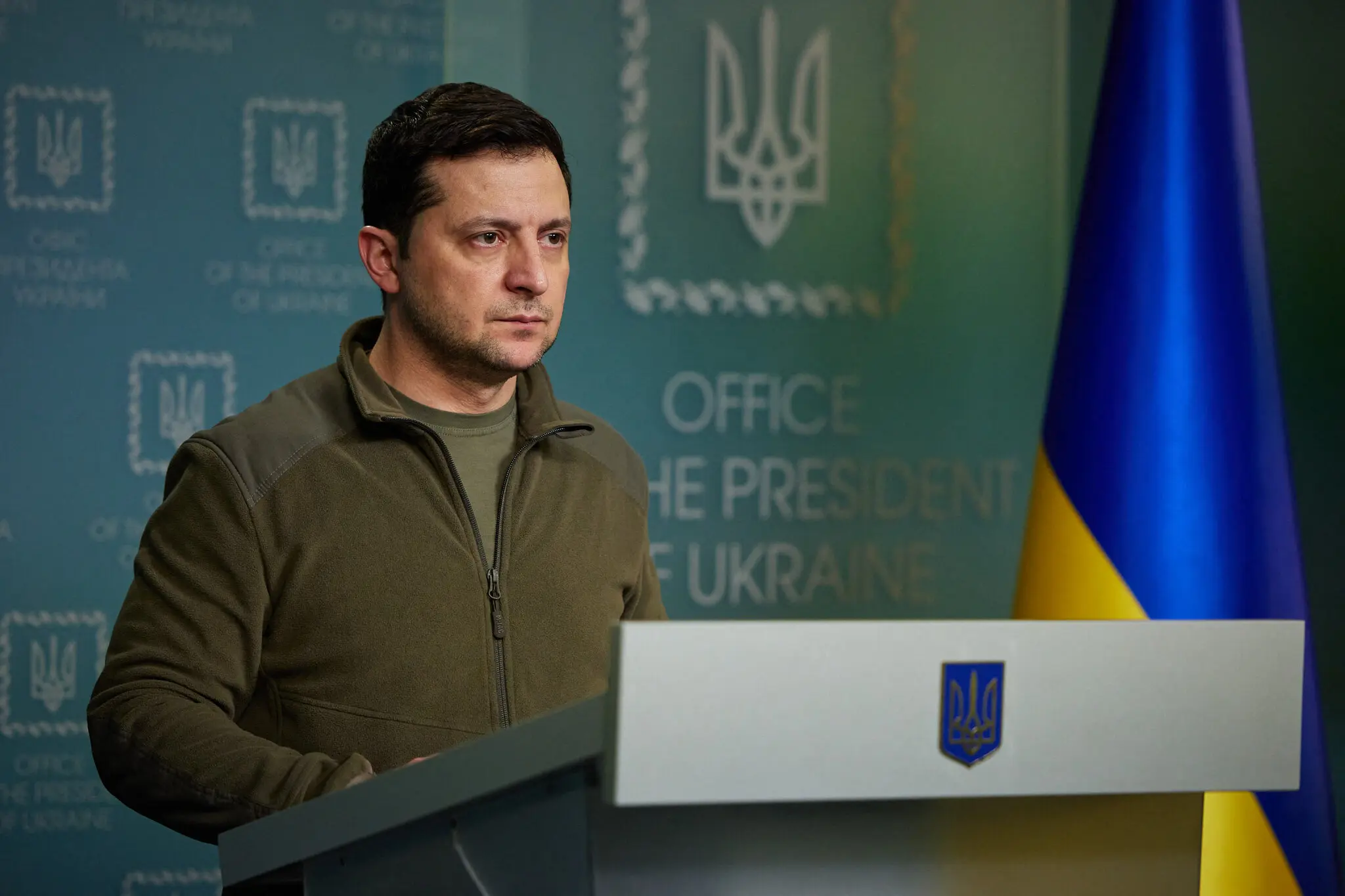 Президент Володимир Зеленський рано в п'ятницю в Києві, на фото, наданому урядом України.